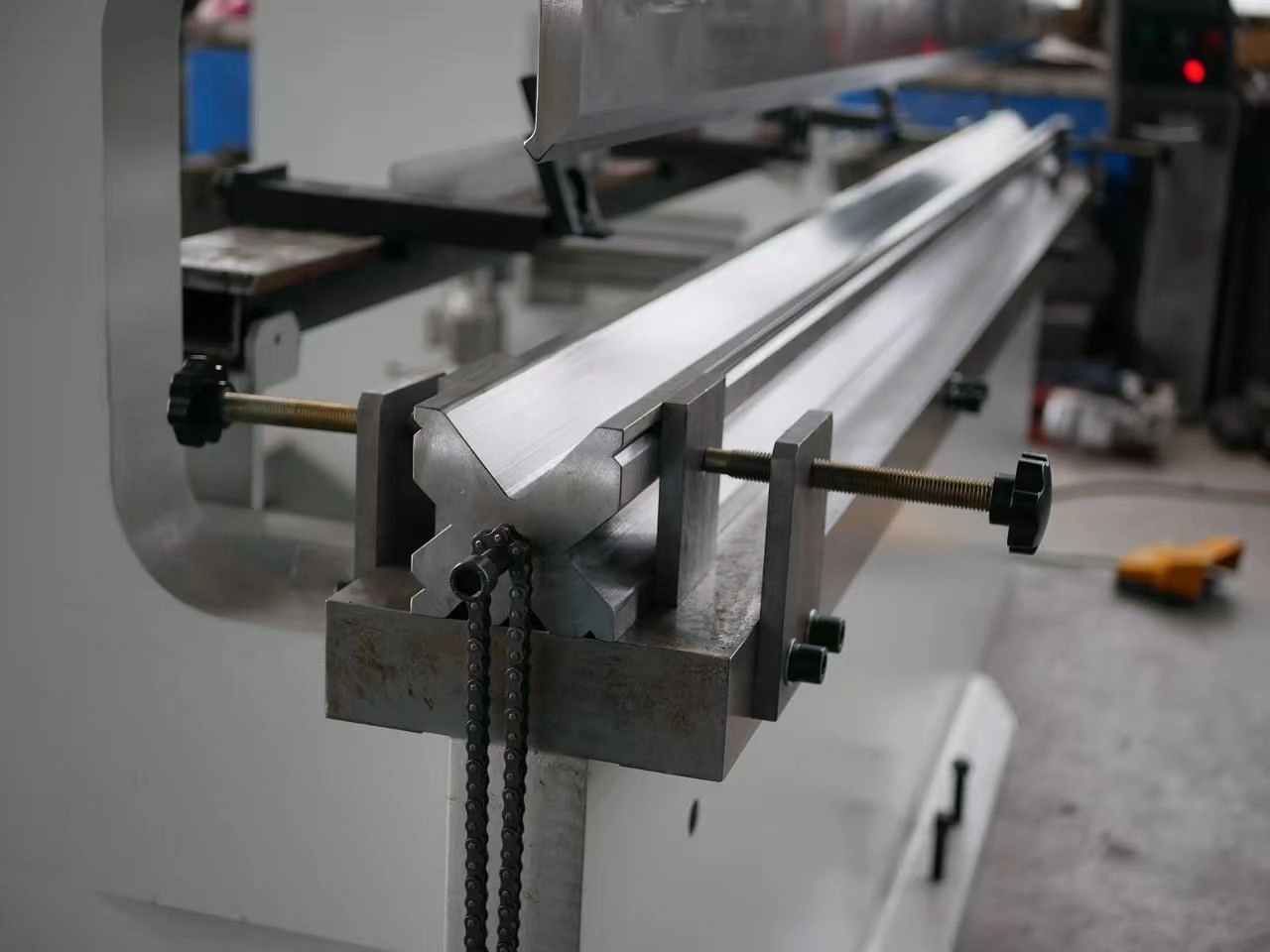 WC67Y hydraulic press brake working table and bending area